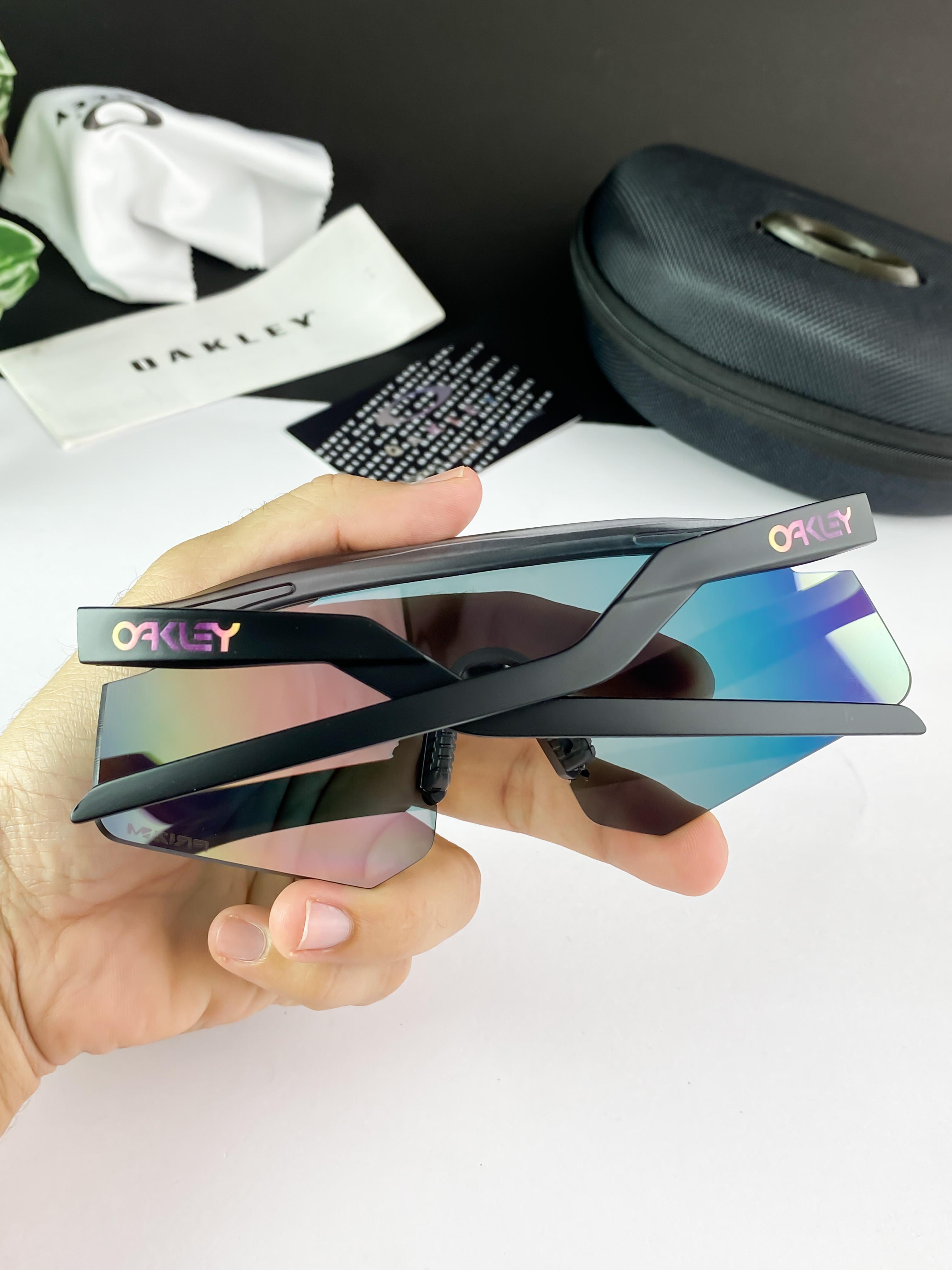OAKLEY SUNGLASSES WITH ORIGINAL BOX AND KIT