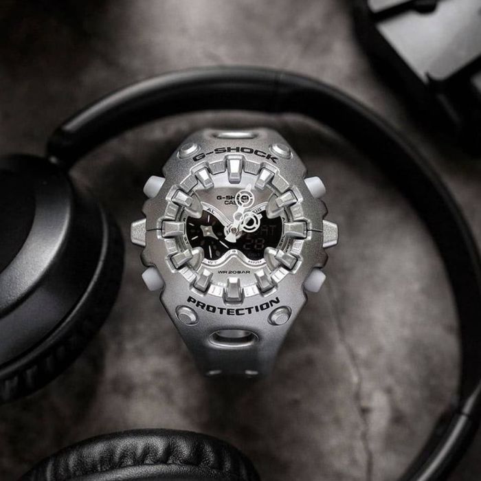 G-SHOCK GA-V01-1ADR ANALOG-DIGITAL BLACK DIAL WITH ORIGINAL METAL BOX