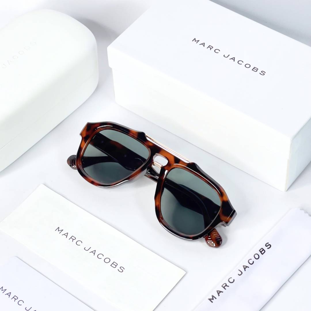 MARK JACOB TIGER GREEN SUNGLASSES WITH ORIGINAL BOX AND KIT