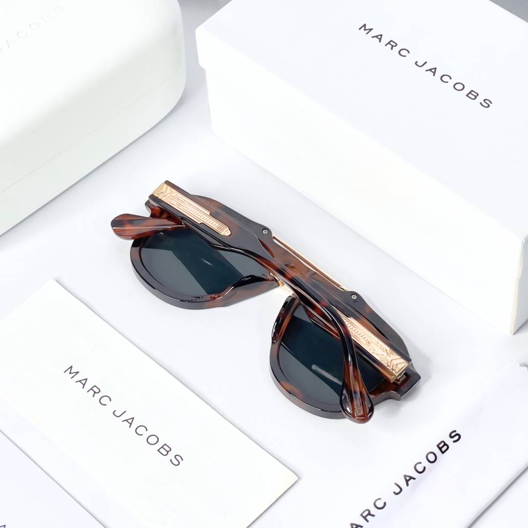 MARK JACOB TIGER GREEN SUNGLASSES WITH ORIGINAL BOX AND KIT